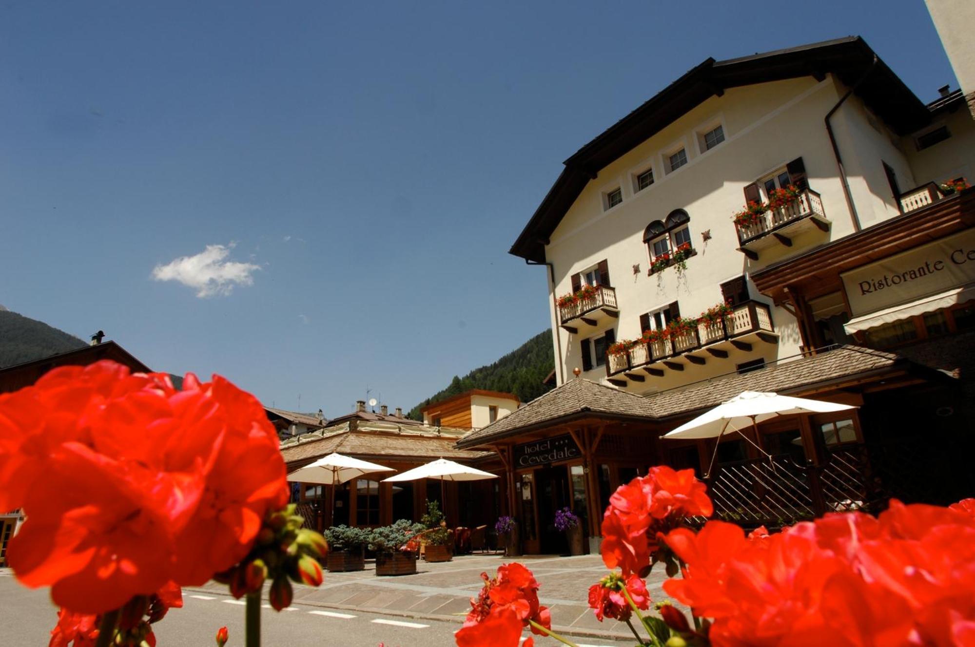 Hotel Cevedale Living Romance Hotel Cogolo Exterior photo