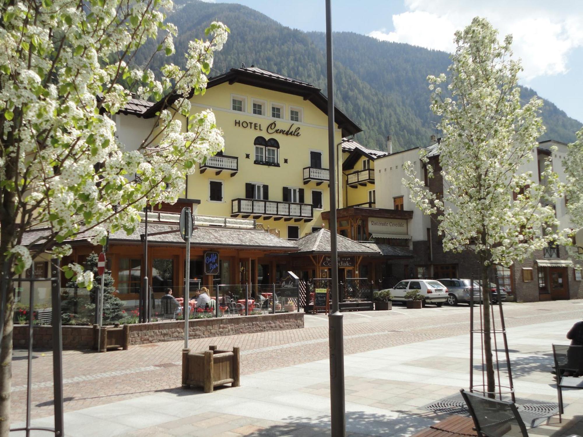 Hotel Cevedale Living Romance Hotel Cogolo Exterior photo