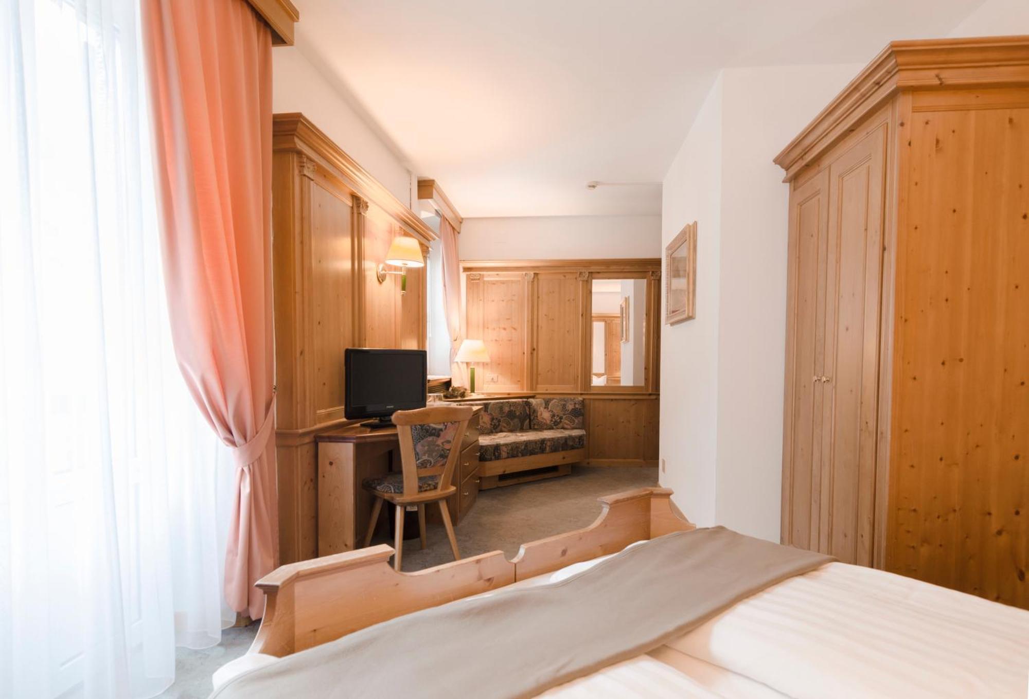 Hotel Cevedale Living Romance Hotel Cogolo Exterior photo