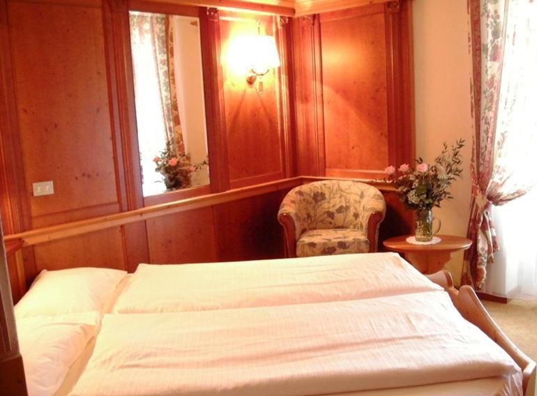 Hotel Cevedale Living Romance Hotel Cogolo Room photo
