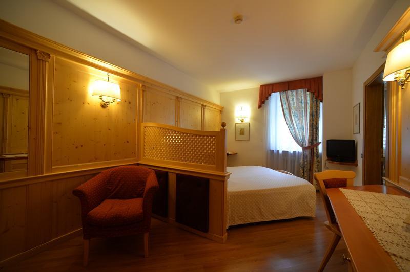 Hotel Cevedale Living Romance Hotel Cogolo Exterior photo