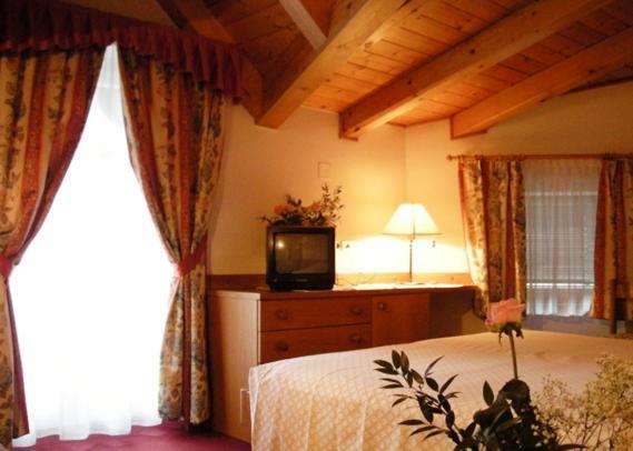 Hotel Cevedale Living Romance Hotel Cogolo Exterior photo