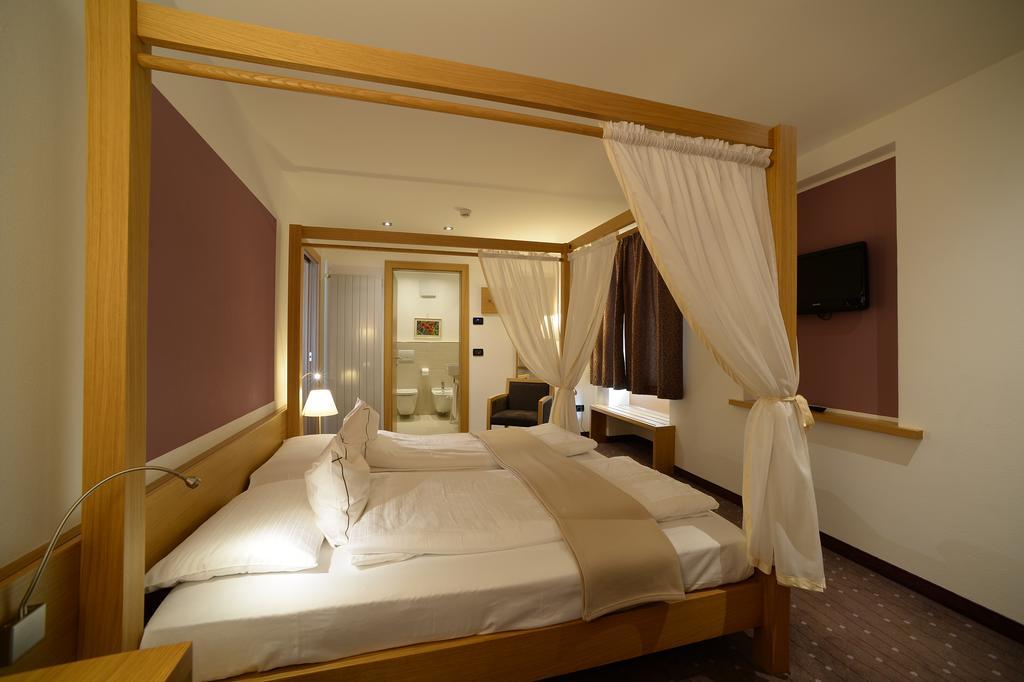 Hotel Cevedale Living Romance Hotel Cogolo Exterior photo